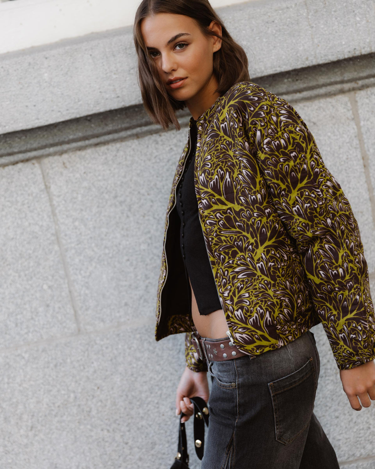 Chaqueta bomber de hojas en marrón y verde